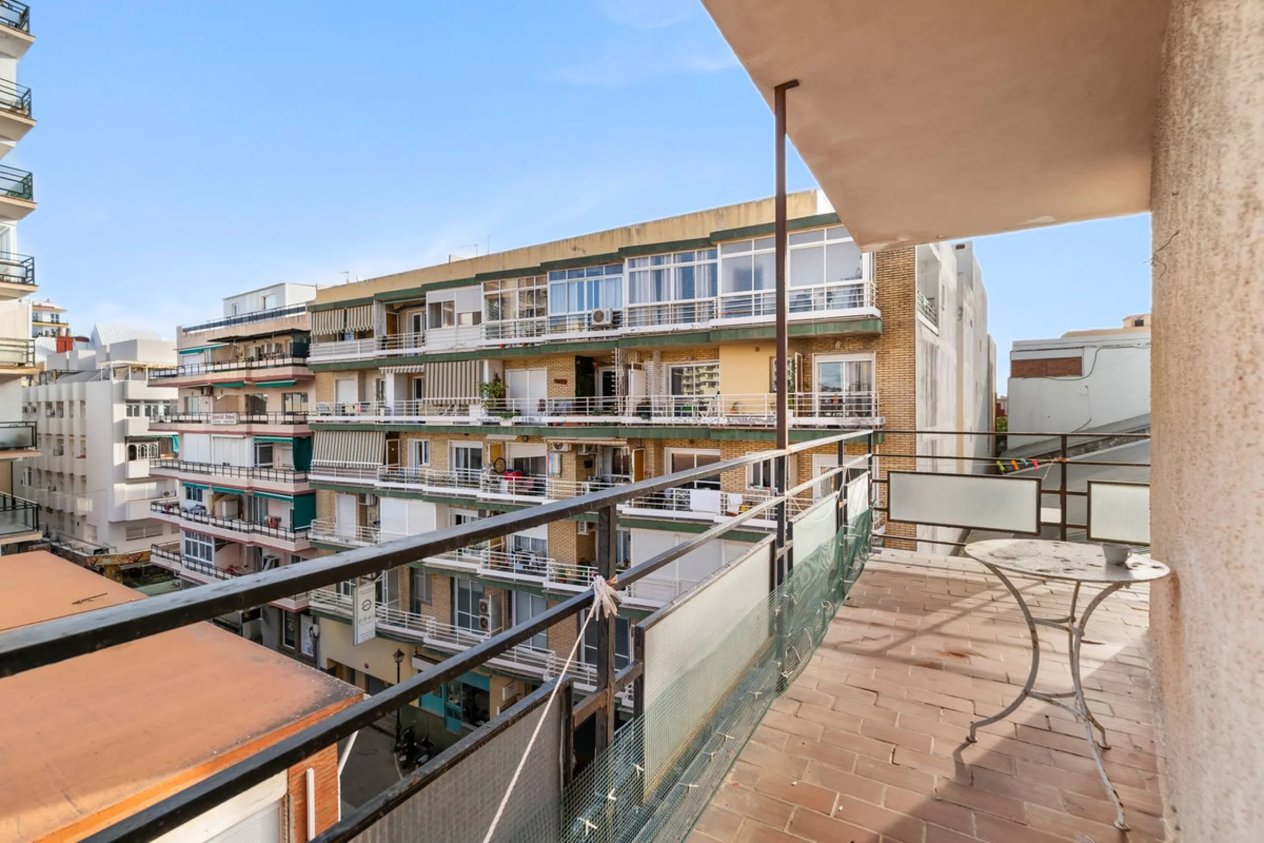 Apartment - Middle Floor Apartment в продаже в Fuengirola, Málaga. В доме 3 спален и 2 ванных комнат. Площадь дома 108 м²