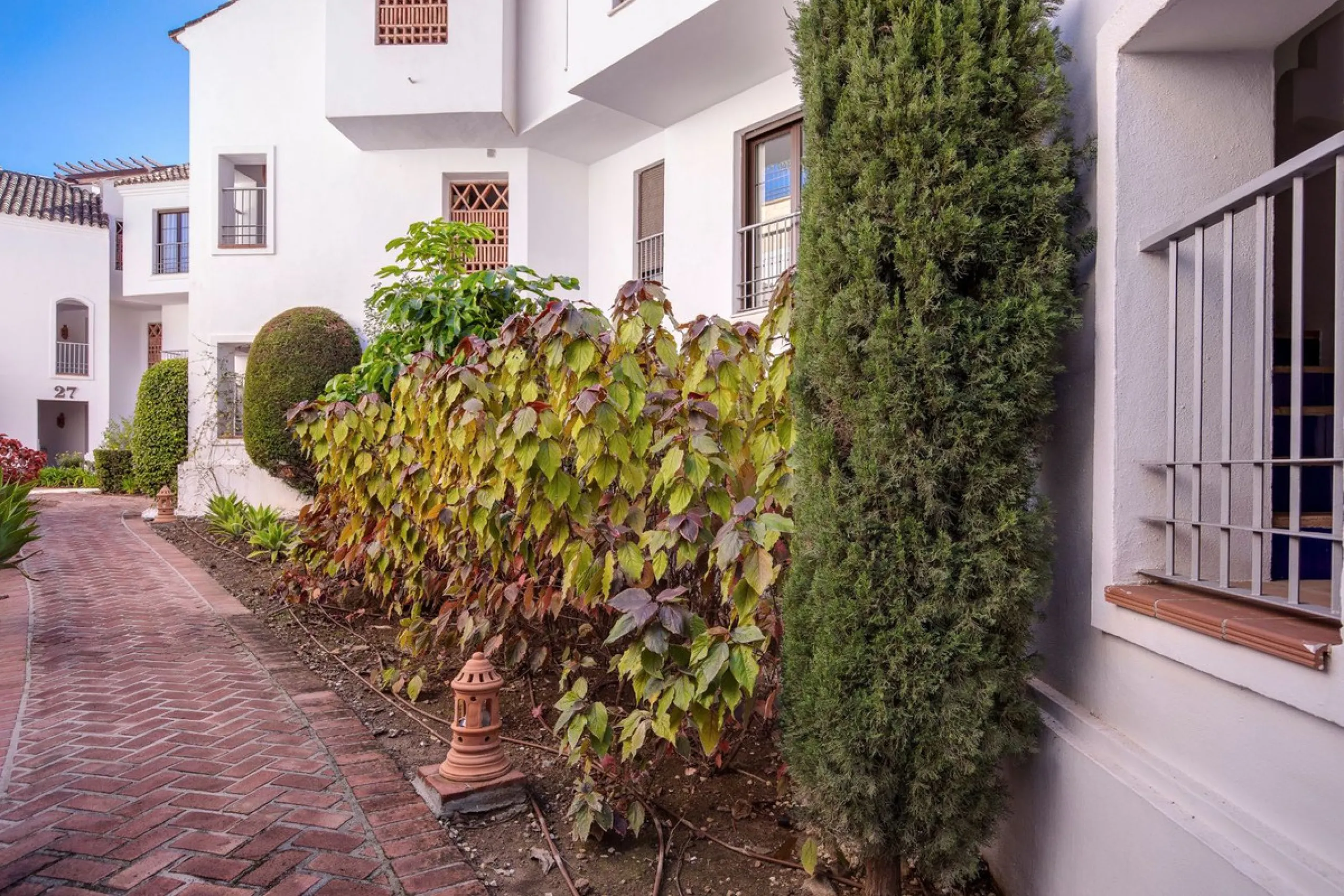 Beautifully maintained and move-in ready, this ground-floor apartment is located in Las Torres de Los Arqueros, one of the most established and well-kept communities within Los Arqueros.