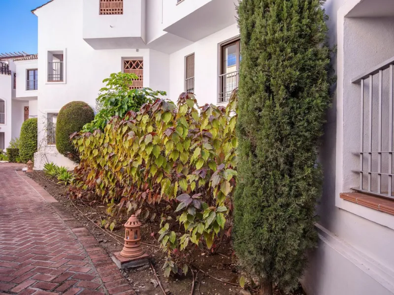 Beautifully maintained and move-in ready, this ground-floor apartment is located in Las Torres de Los Arqueros, one of the most established and well-kept communities within Los Arqueros.