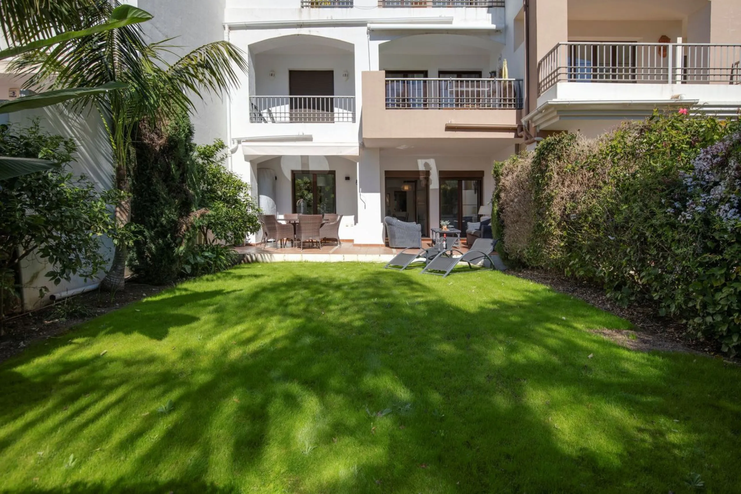 Beautifully maintained and move-in ready, this ground-floor apartment is located in Las Torres de Los Arqueros, one of the most established and well-kept communities within Los Arqueros.