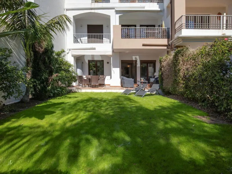Beautifully maintained and move-in ready, this ground-floor apartment is located in Las Torres de Los Arqueros, one of the most established and well-kept communities within Los Arqueros.