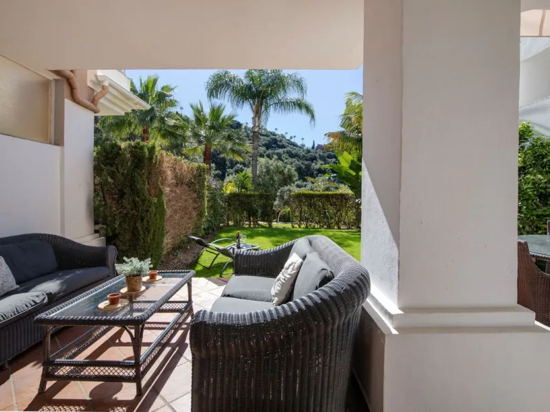 Beautifully maintained and move-in ready, this ground-floor apartment is located in Las Torres de Los Arqueros, one of the most established and well-kept communities within Los Arqueros.