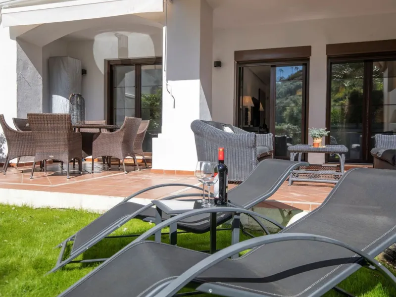 Beautifully maintained and move-in ready, this ground-floor apartment is located in Las Torres de Los Arqueros, one of the most established and well-kept communities within Los Arqueros.