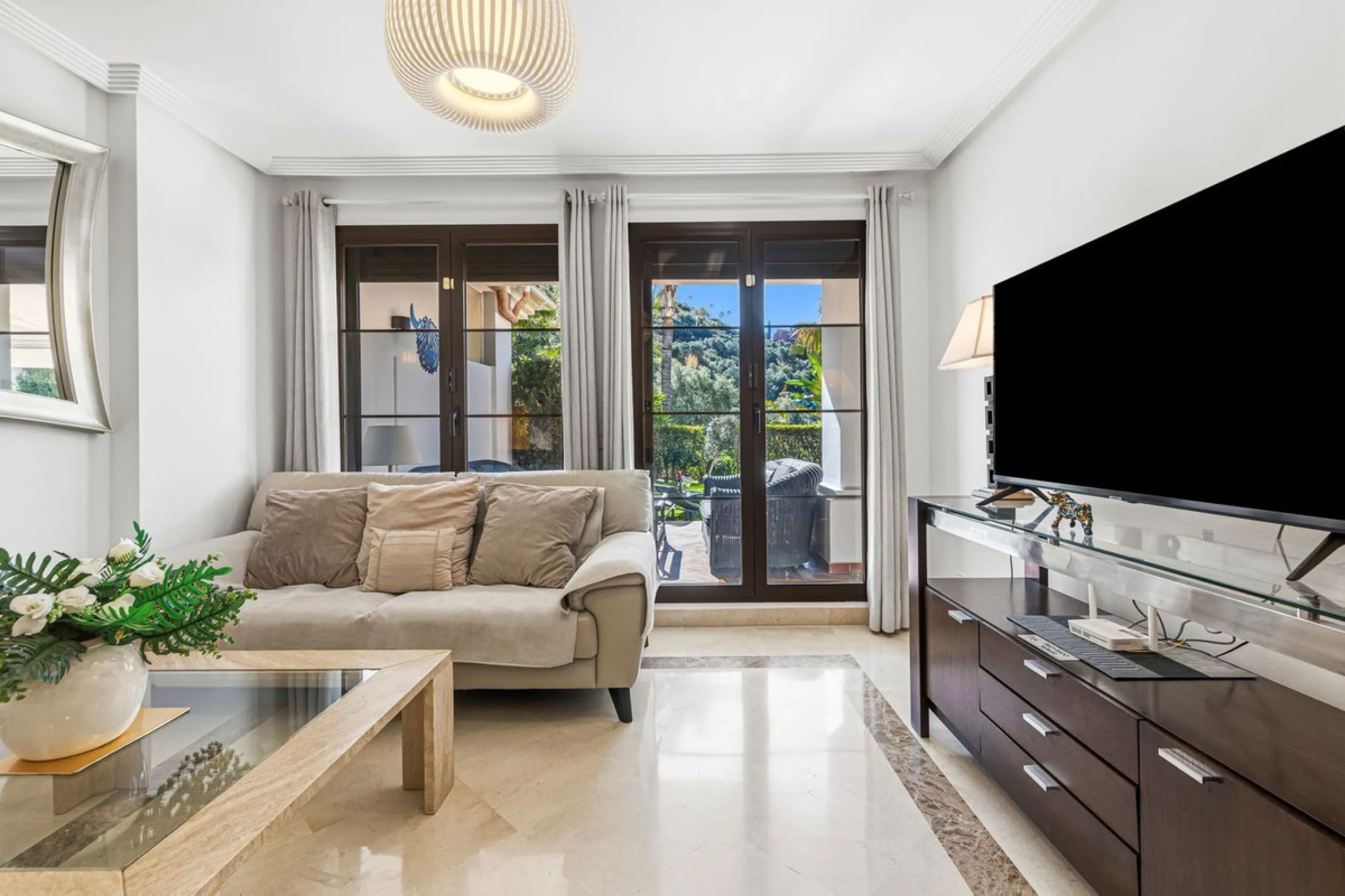 Beautifully maintained and move-in ready, this ground-floor apartment is located in Las Torres de Los Arqueros, one of the most established and well-kept communities within Los Arqueros.