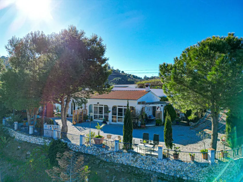 Beautiful Country House with Separated Apartment and Views of the Villages of Cómpeta and Canillas de Albaida.