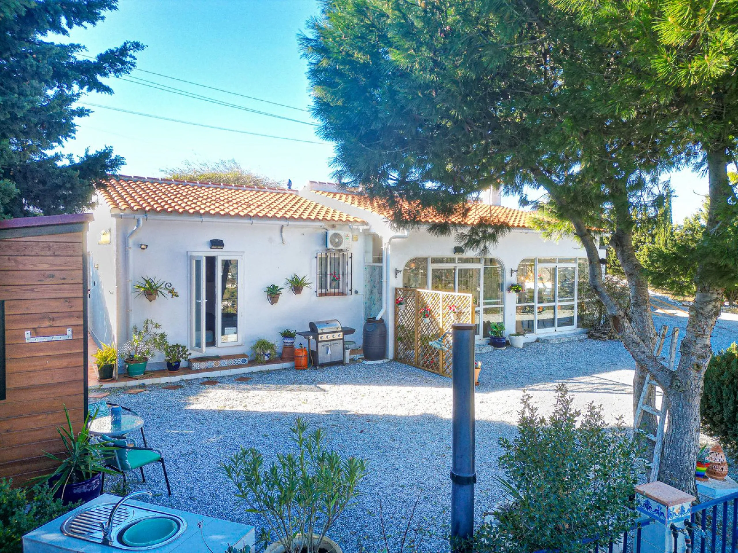 Beautiful Country House with Separated Apartment and Views of the Villages of Cómpeta and Canillas de Albaida.