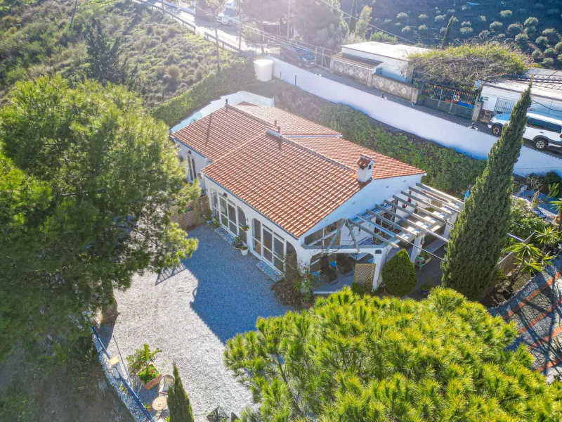 Beautiful Country House with Separated Apartment and Views of the Villages of Cómpeta and Canillas de Albaida.