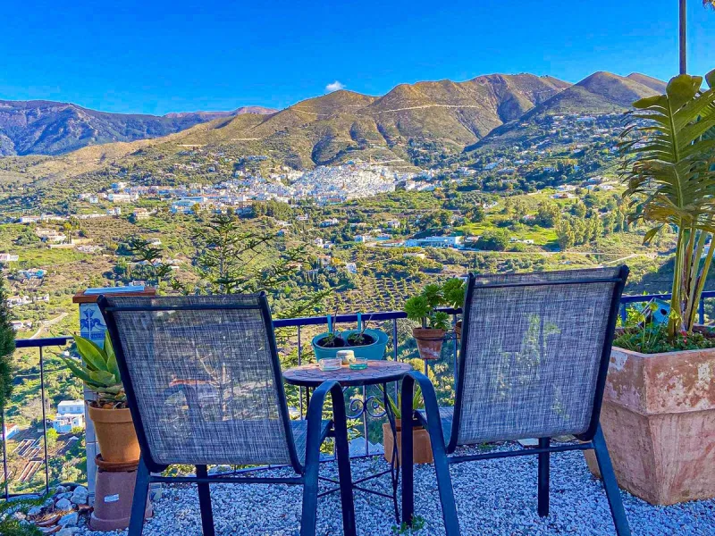 Beautiful Country House with Separated Apartment and Views of the Villages of Cómpeta and Canillas de Albaida.