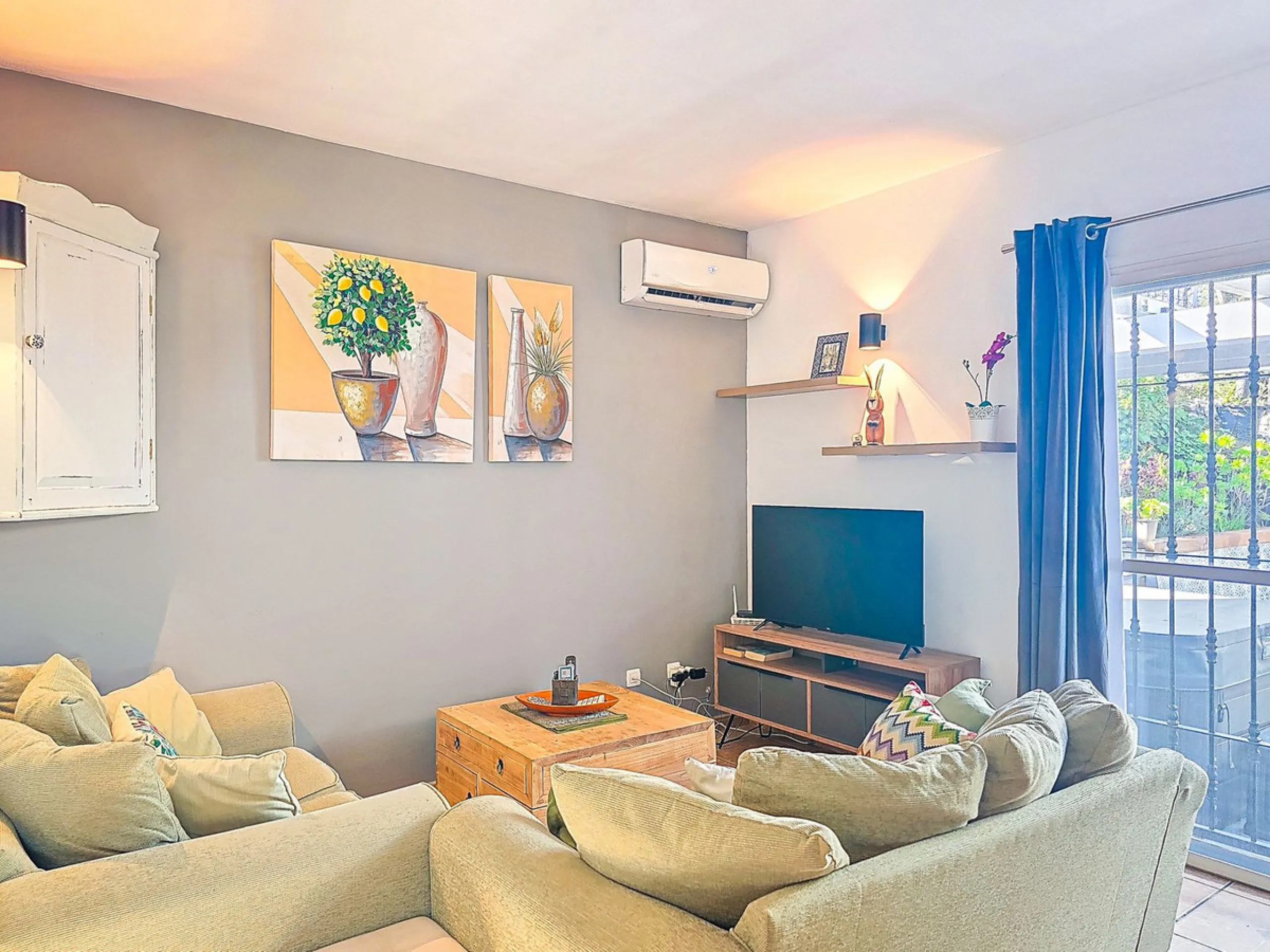 Beautiful Country House with Separated Apartment and Views of the Villages of Cómpeta and Canillas de Albaida.