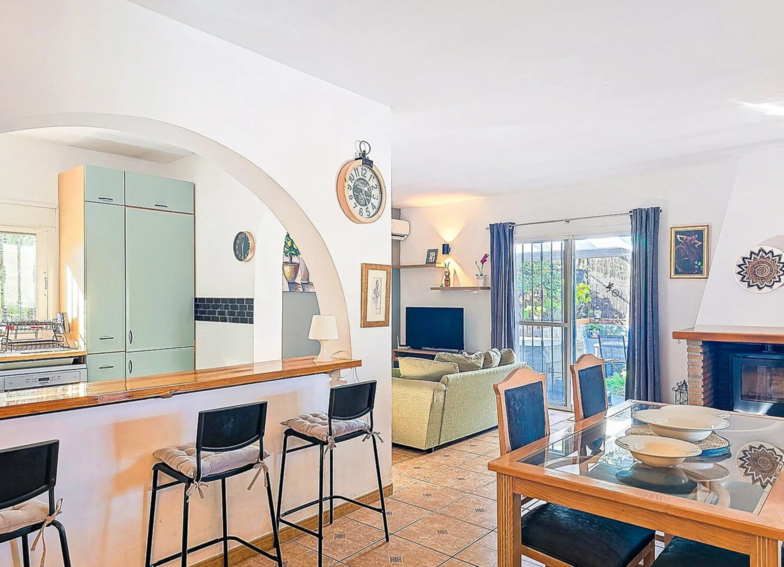 Beautiful Country House with Separated Apartment and Views of the Villages of Cómpeta and Canillas de Albaida.