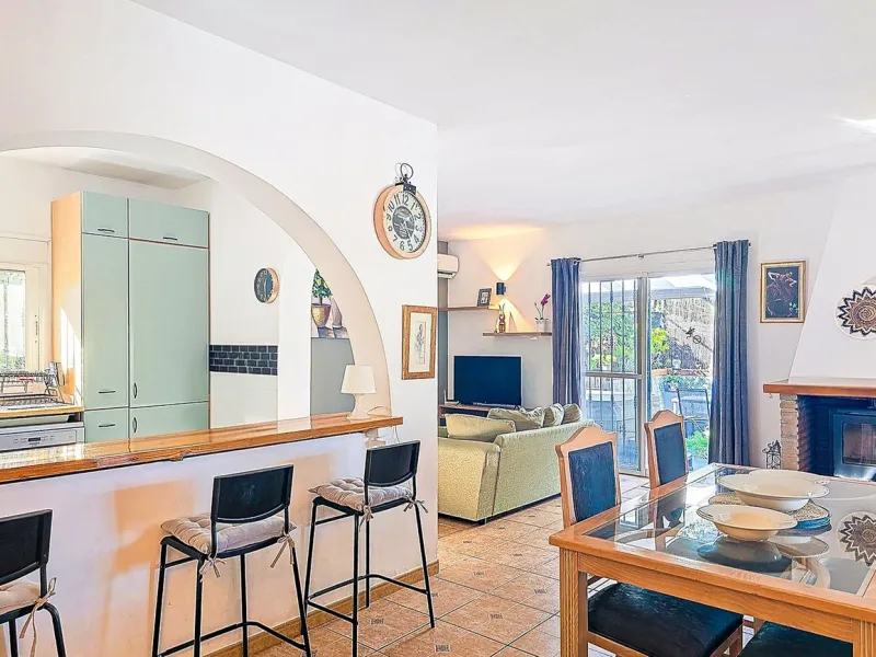 Beautiful Country House with Separated Apartment and Views of the Villages of Cómpeta and Canillas de Albaida.