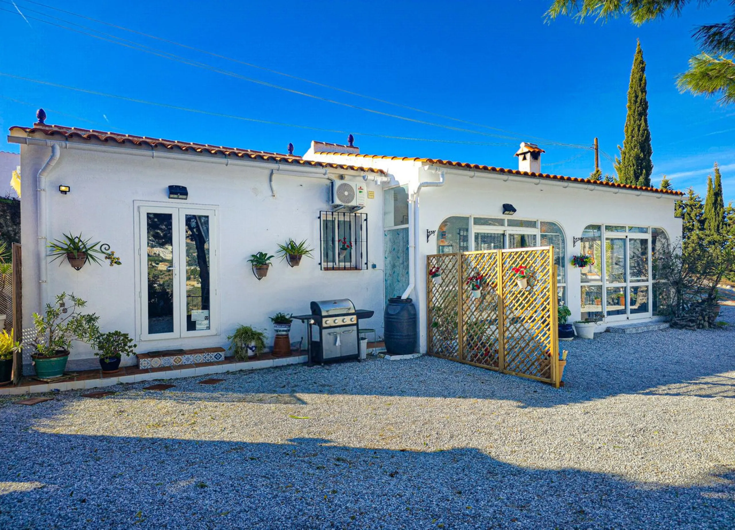 Beautiful Country House with Separated Apartment and Views of the Villages of Cómpeta and Canillas de Albaida.