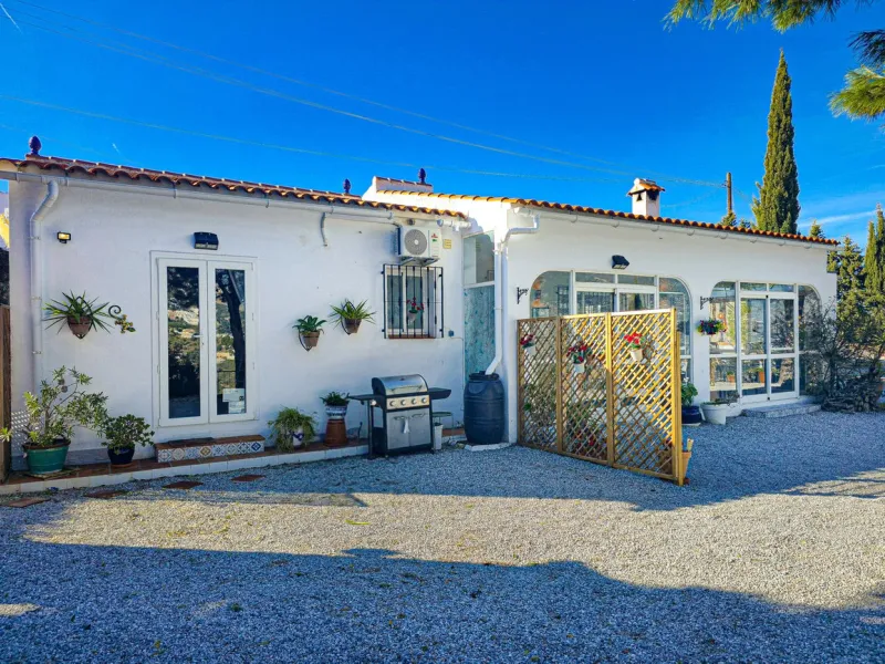 Beautiful Country House with Separated Apartment and Views of the Villages of Cómpeta and Canillas de Albaida.