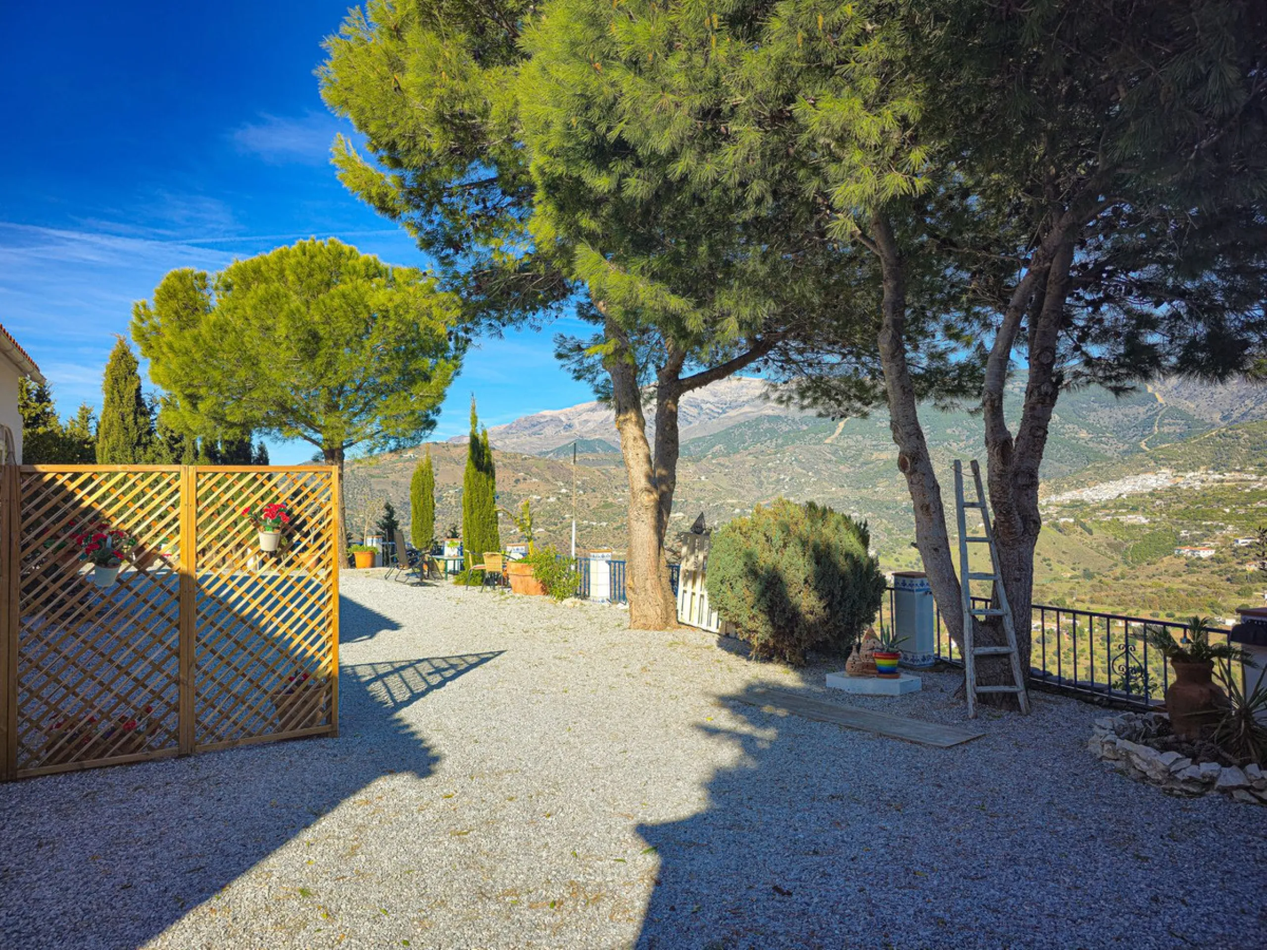 Beautiful Country House with Separated Apartment and Views of the Villages of Cómpeta and Canillas de Albaida.