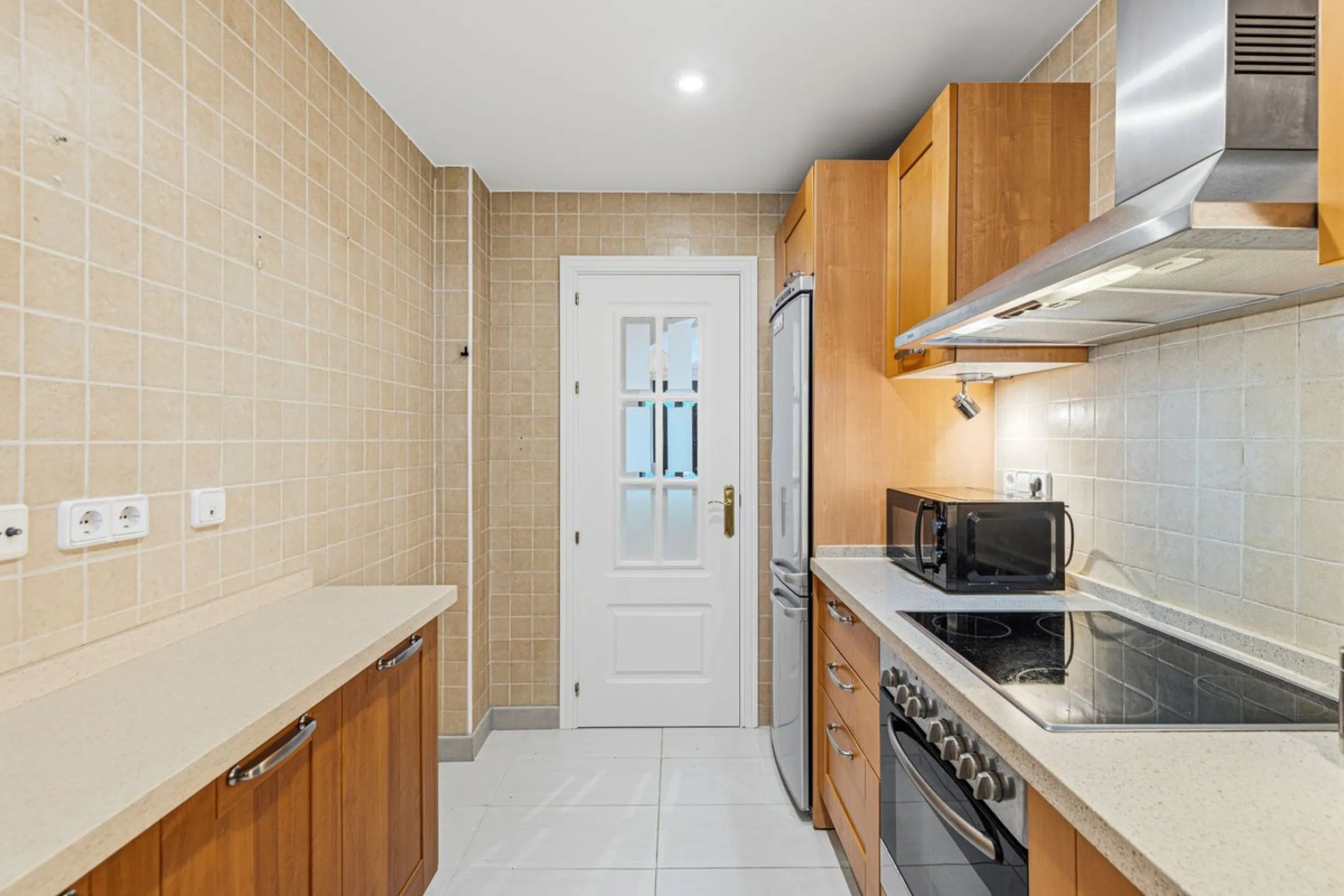 Beautifully maintained and move-in ready, this ground-floor apartment is located in Las Torres de Los Arqueros, one of the most established and well-kept communities within Los Arqueros.