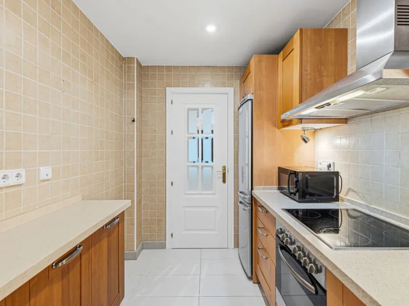 Beautifully maintained and move-in ready, this ground-floor apartment is located in Las Torres de Los Arqueros, one of the most established and well-kept communities within Los Arqueros.
