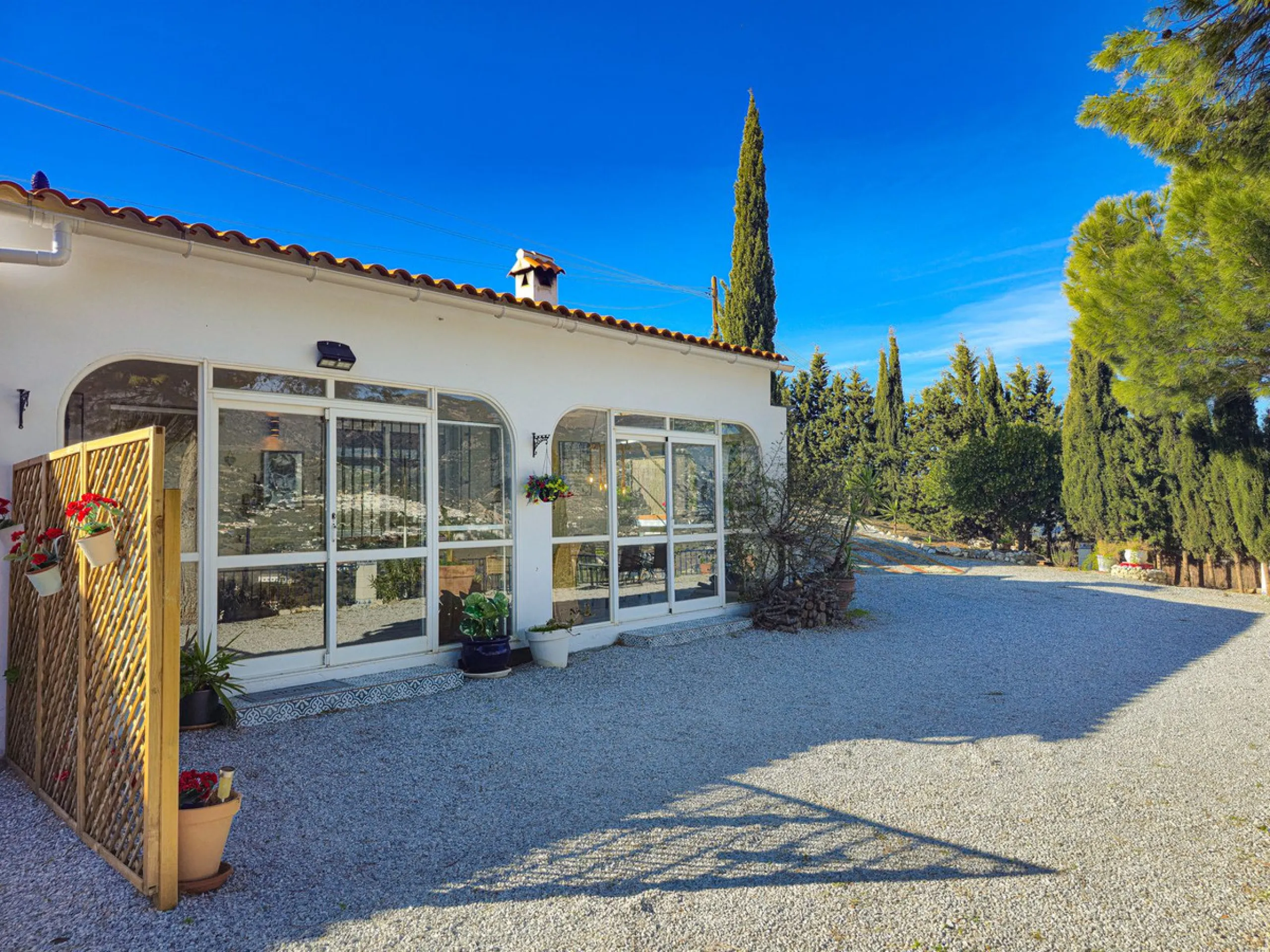 Beautiful Country House with Separated Apartment and Views of the Villages of Cómpeta and Canillas de Albaida.