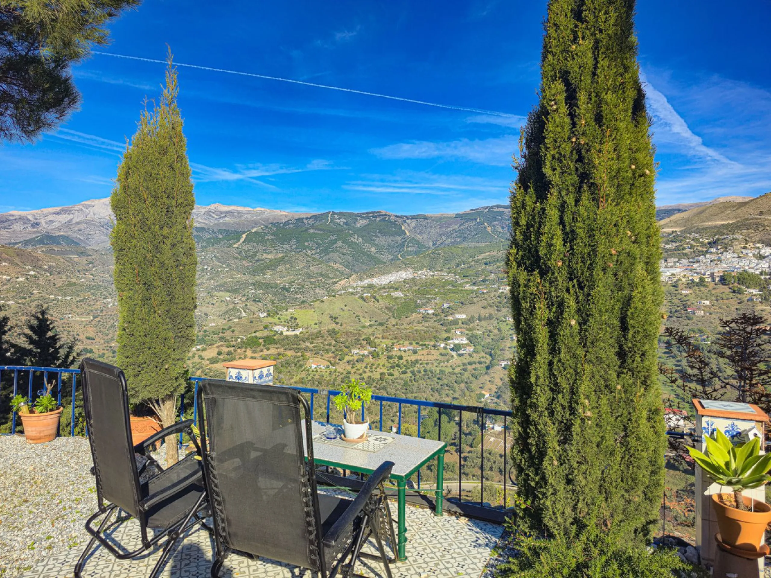Beautiful Country House with Separated Apartment and Views of the Villages of Cómpeta and Canillas de Albaida.