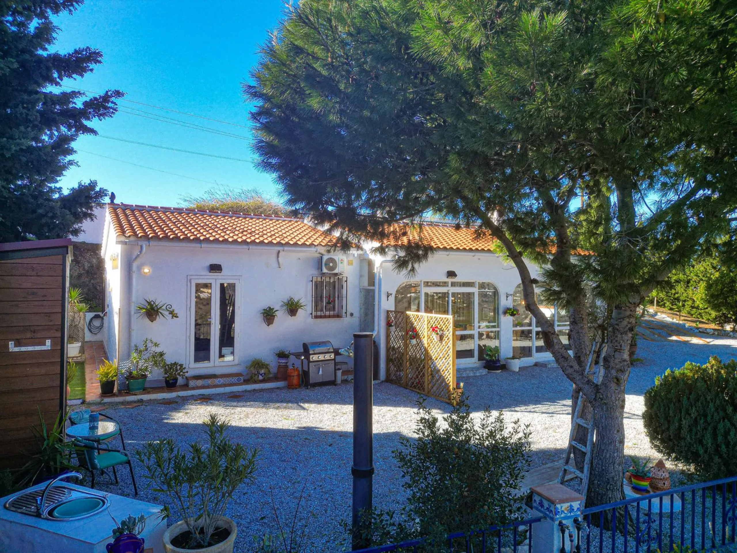 Beautiful Country House with Separated Apartment and Views of the Villages of Cómpeta and Canillas de Albaida.