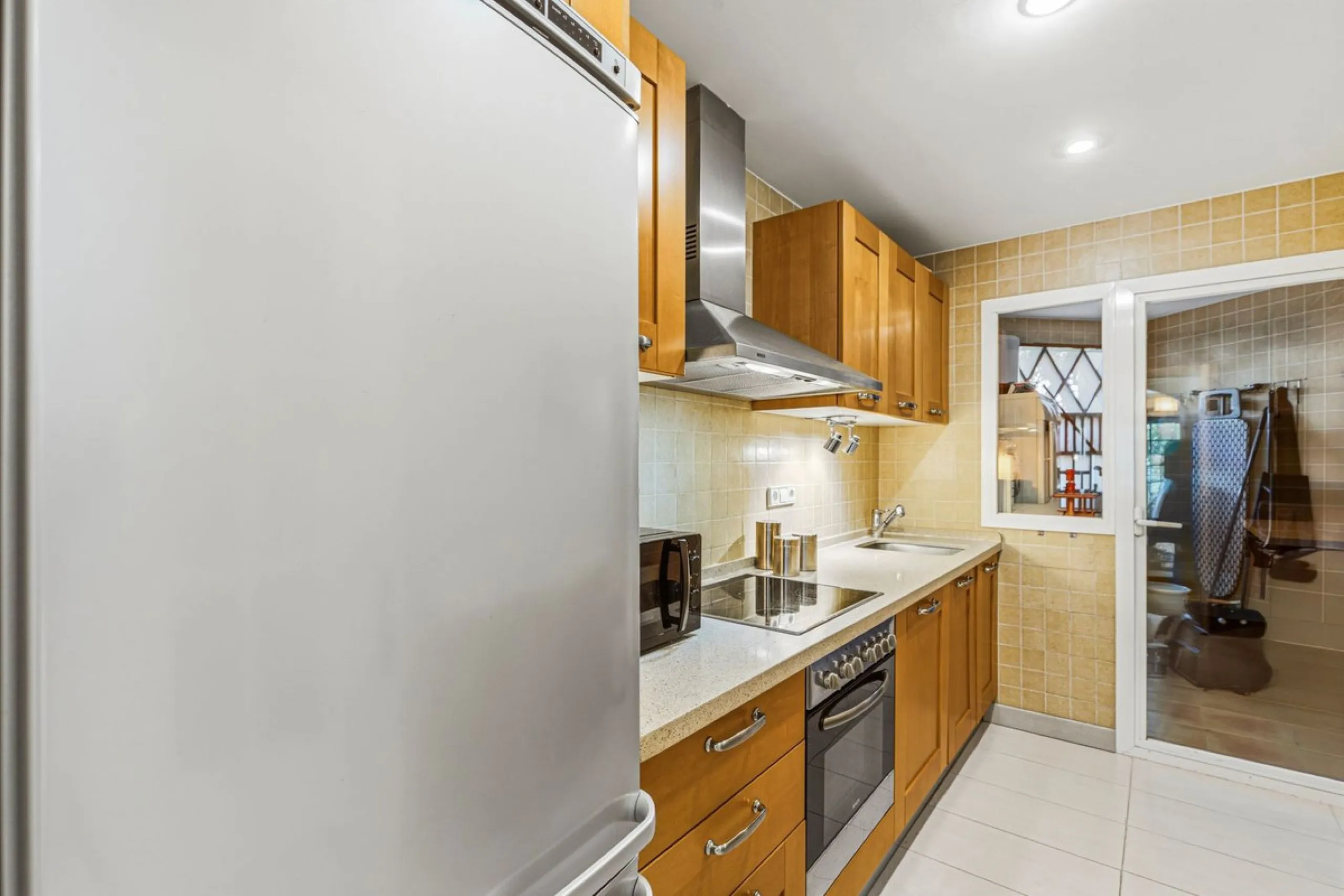 Beautifully maintained and move-in ready, this ground-floor apartment is located in Las Torres de Los Arqueros, one of the most established and well-kept communities within Los Arqueros.