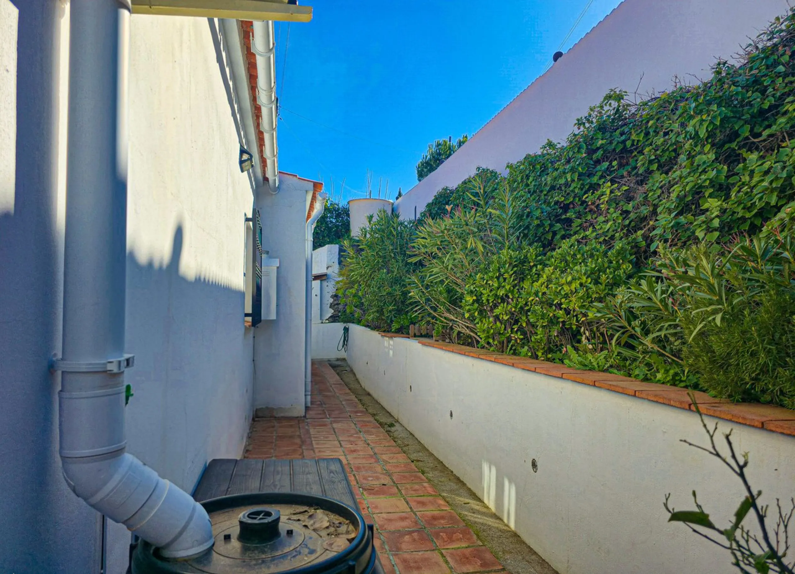 Beautiful Country House with Separated Apartment and Views of the Villages of Cómpeta and Canillas de Albaida.