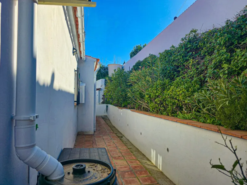 Beautiful Country House with Separated Apartment and Views of the Villages of Cómpeta and Canillas de Albaida.