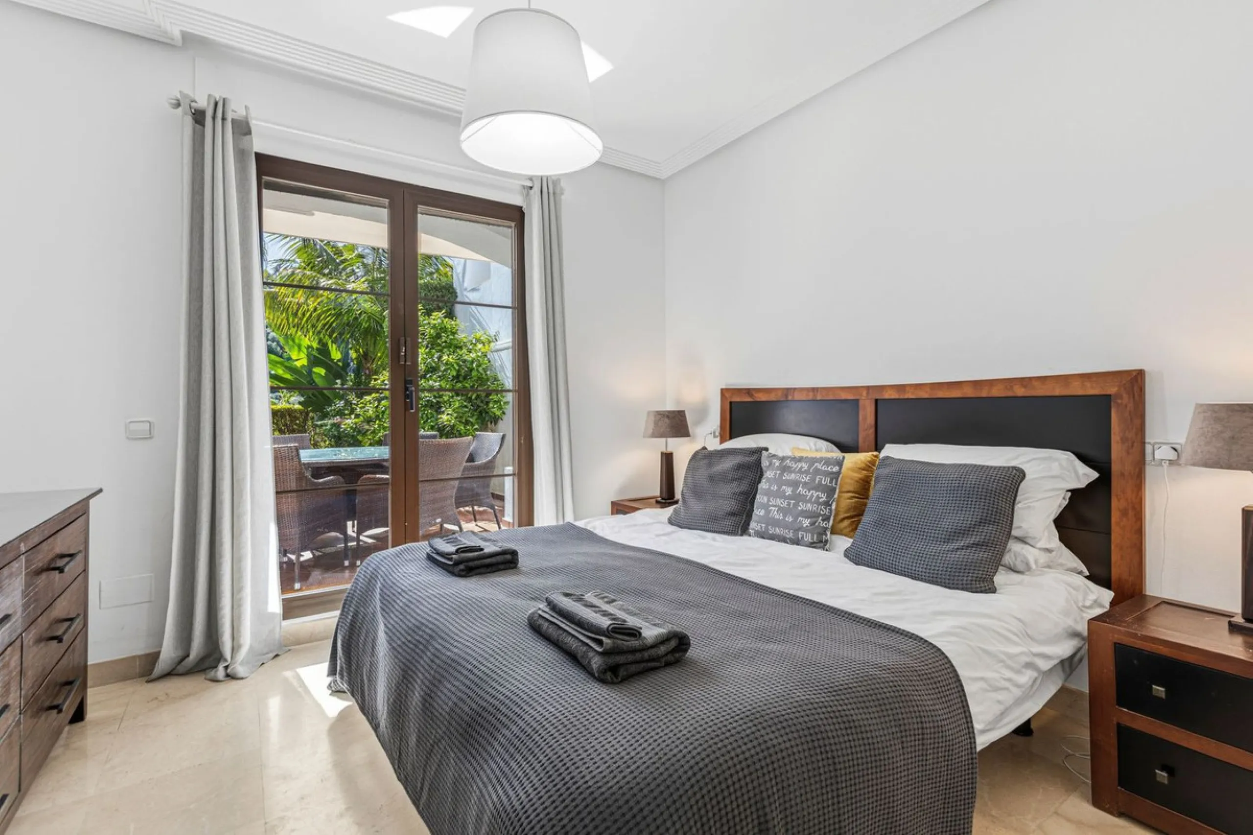 Beautifully maintained and move-in ready, this ground-floor apartment is located in Las Torres de Los Arqueros, one of the most established and well-kept communities within Los Arqueros.