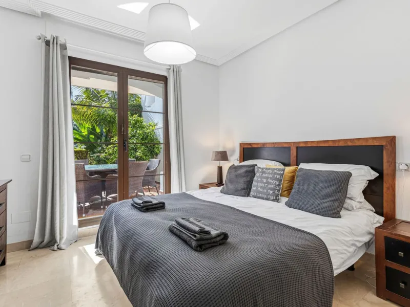 Beautifully maintained and move-in ready, this ground-floor apartment is located in Las Torres de Los Arqueros, one of the most established and well-kept communities within Los Arqueros.