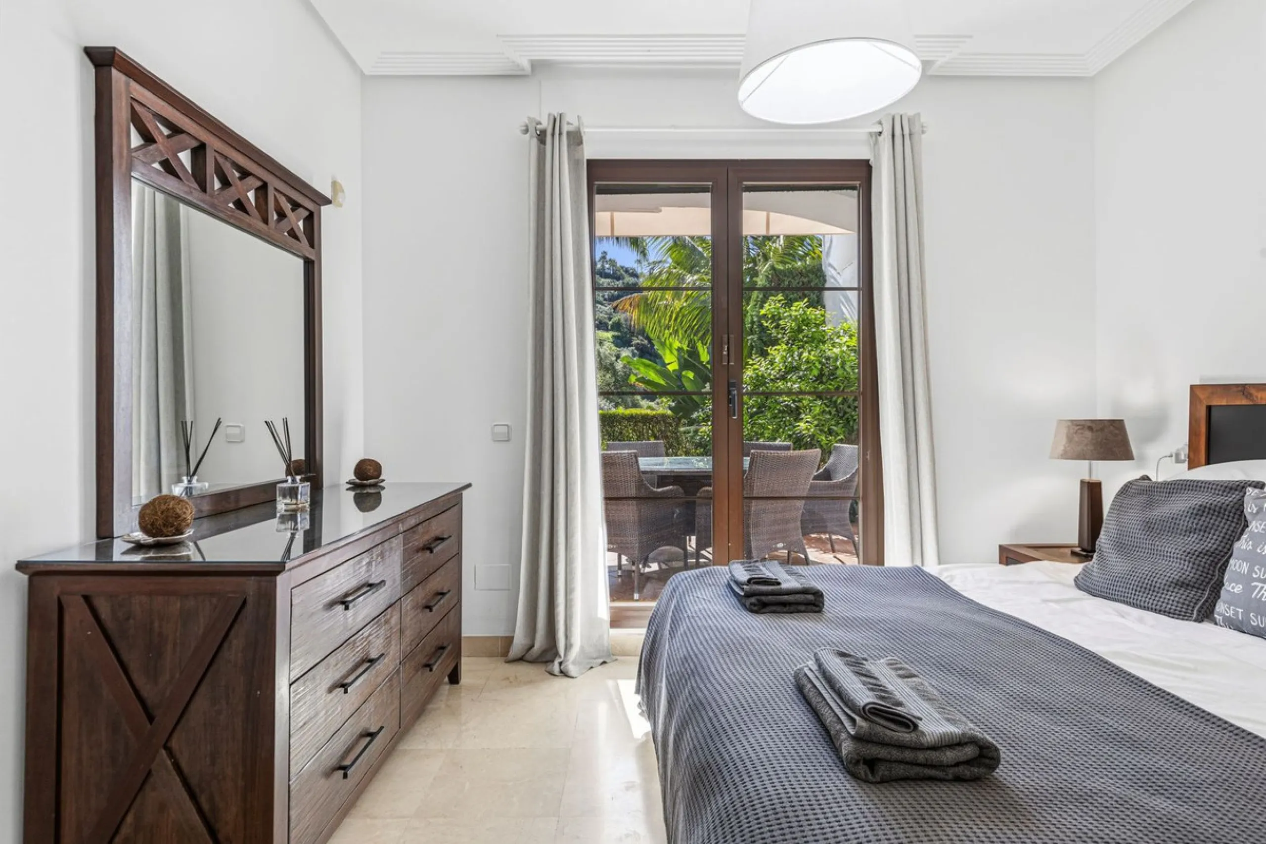 Beautifully maintained and move-in ready, this ground-floor apartment is located in Las Torres de Los Arqueros, one of the most established and well-kept communities within Los Arqueros.