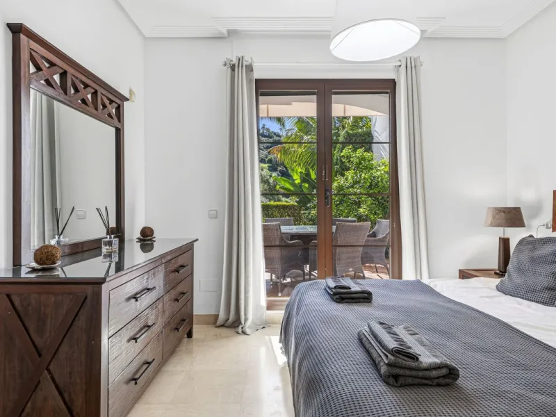 Beautifully maintained and move-in ready, this ground-floor apartment is located in Las Torres de Los Arqueros, one of the most established and well-kept communities within Los Arqueros.