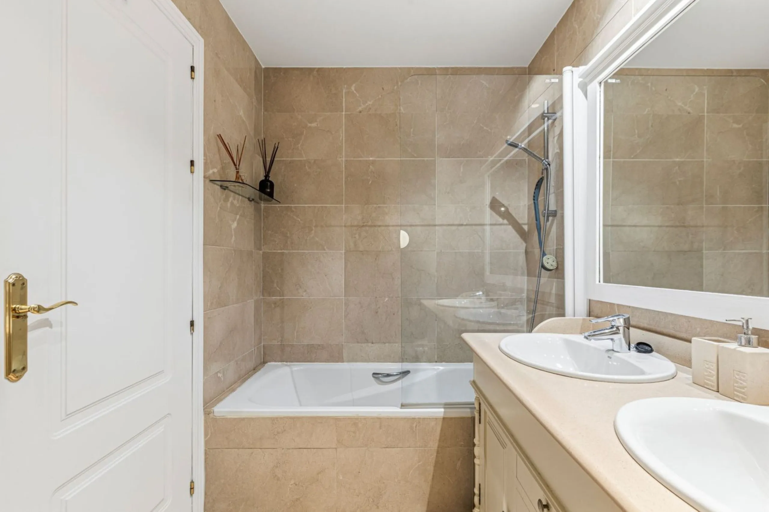 Beautifully maintained and move-in ready, this ground-floor apartment is located in Las Torres de Los Arqueros, one of the most established and well-kept communities within Los Arqueros.