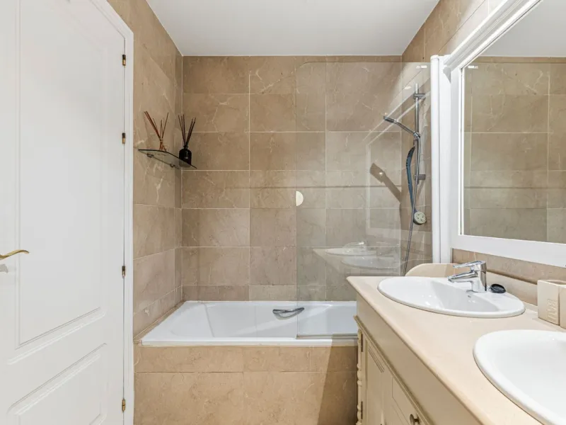 Beautifully maintained and move-in ready, this ground-floor apartment is located in Las Torres de Los Arqueros, one of the most established and well-kept communities within Los Arqueros.