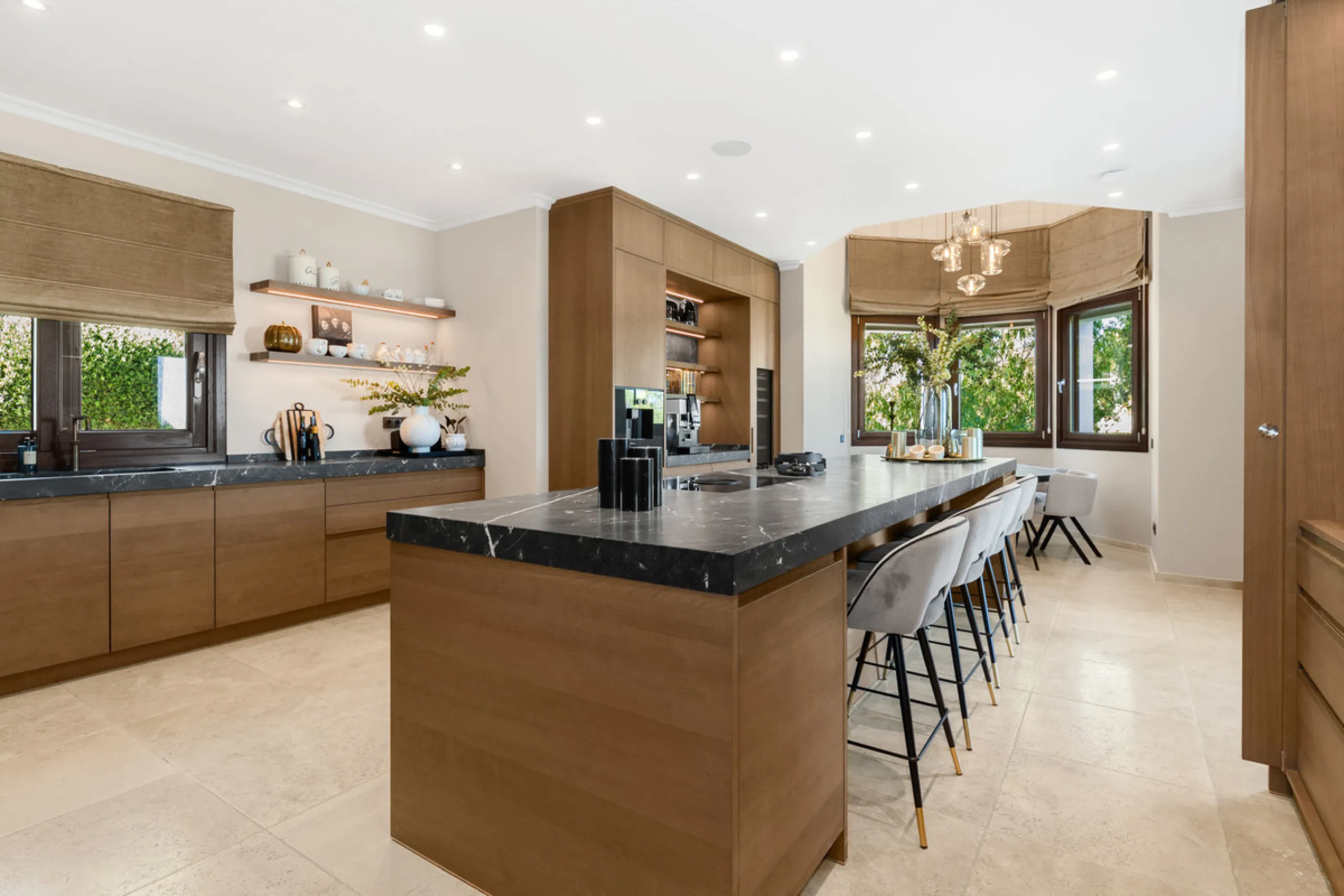 House - Detached Villa в продаже в Benahavís, Málaga. В доме 7 спален и 8 ванных комнат. Площадь дома 1014 м². Площадь участка 10100 м²