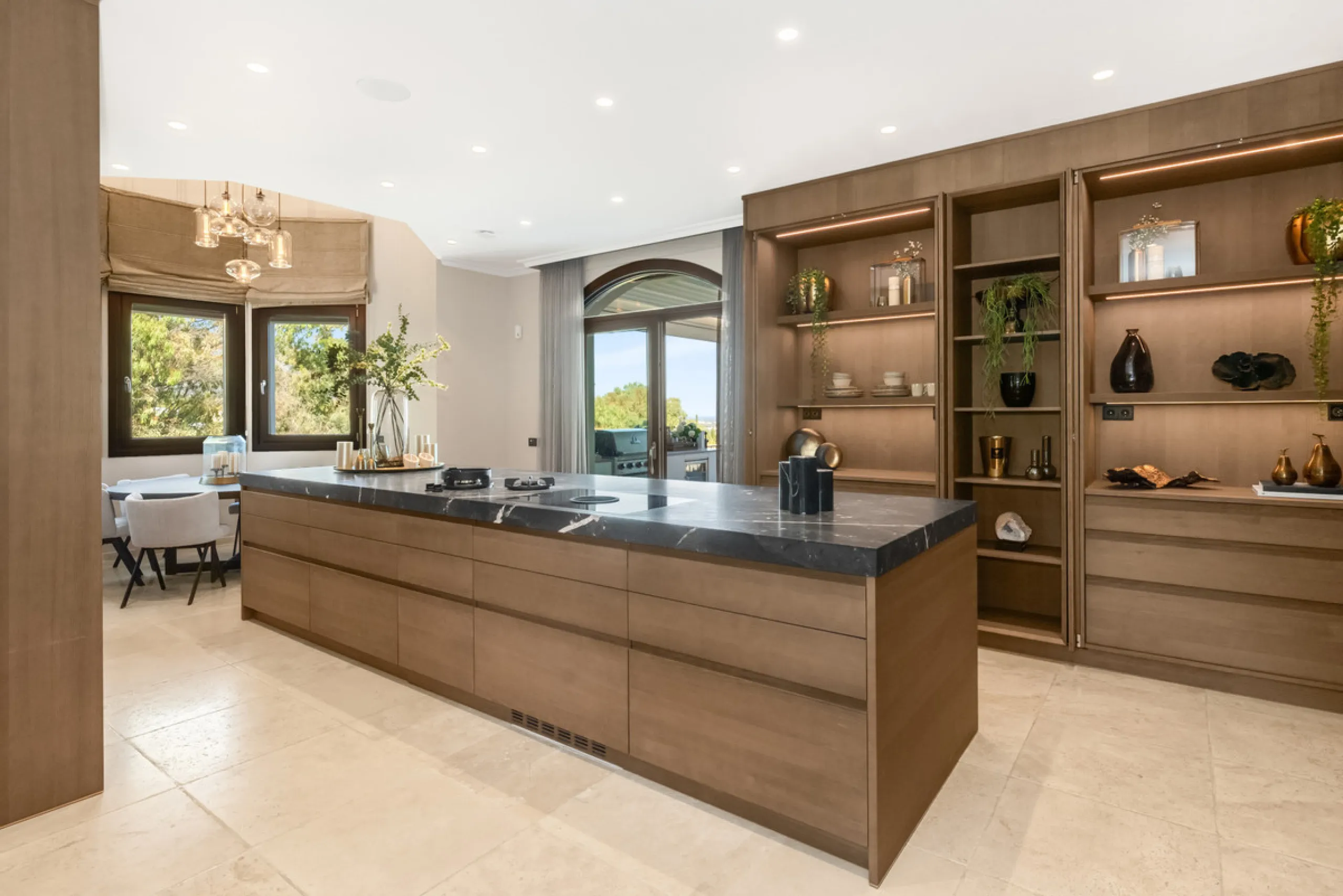 House - Detached Villa в продаже в Benahavís, Málaga. В доме 7 спален и 8 ванных комнат. Площадь дома 1014 м². Площадь участка 10100 м²