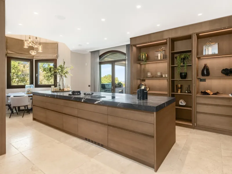 House - Detached Villa в продаже в Benahavís, Málaga. В доме 7 спален и 8 ванных комнат. Площадь дома 1014 м². Площадь участка 10100 м²