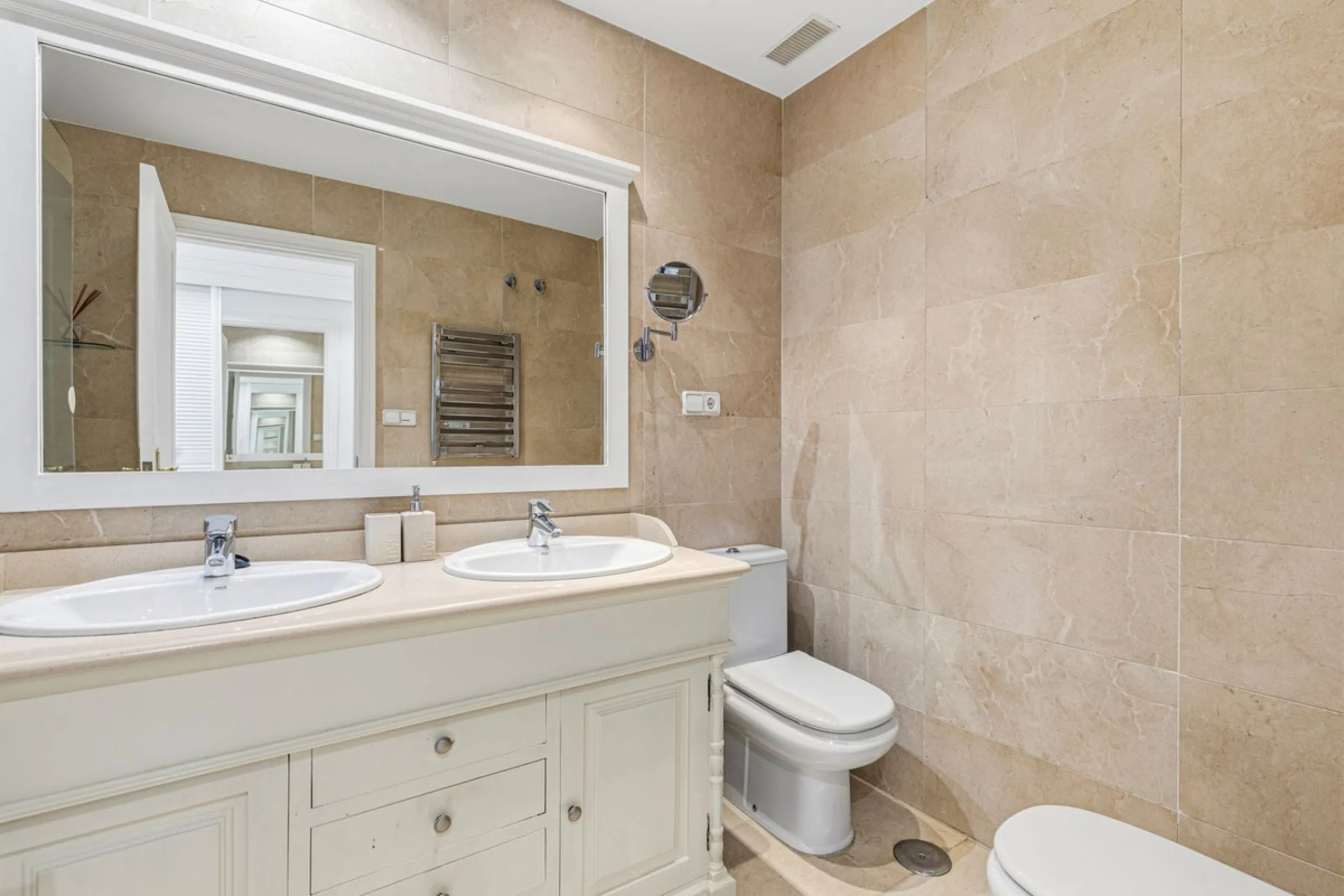 Beautifully maintained and move-in ready, this ground-floor apartment is located in Las Torres de Los Arqueros, one of the most established and well-kept communities within Los Arqueros.
