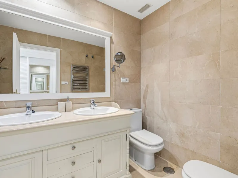 Beautifully maintained and move-in ready, this ground-floor apartment is located in Las Torres de Los Arqueros, one of the most established and well-kept communities within Los Arqueros.