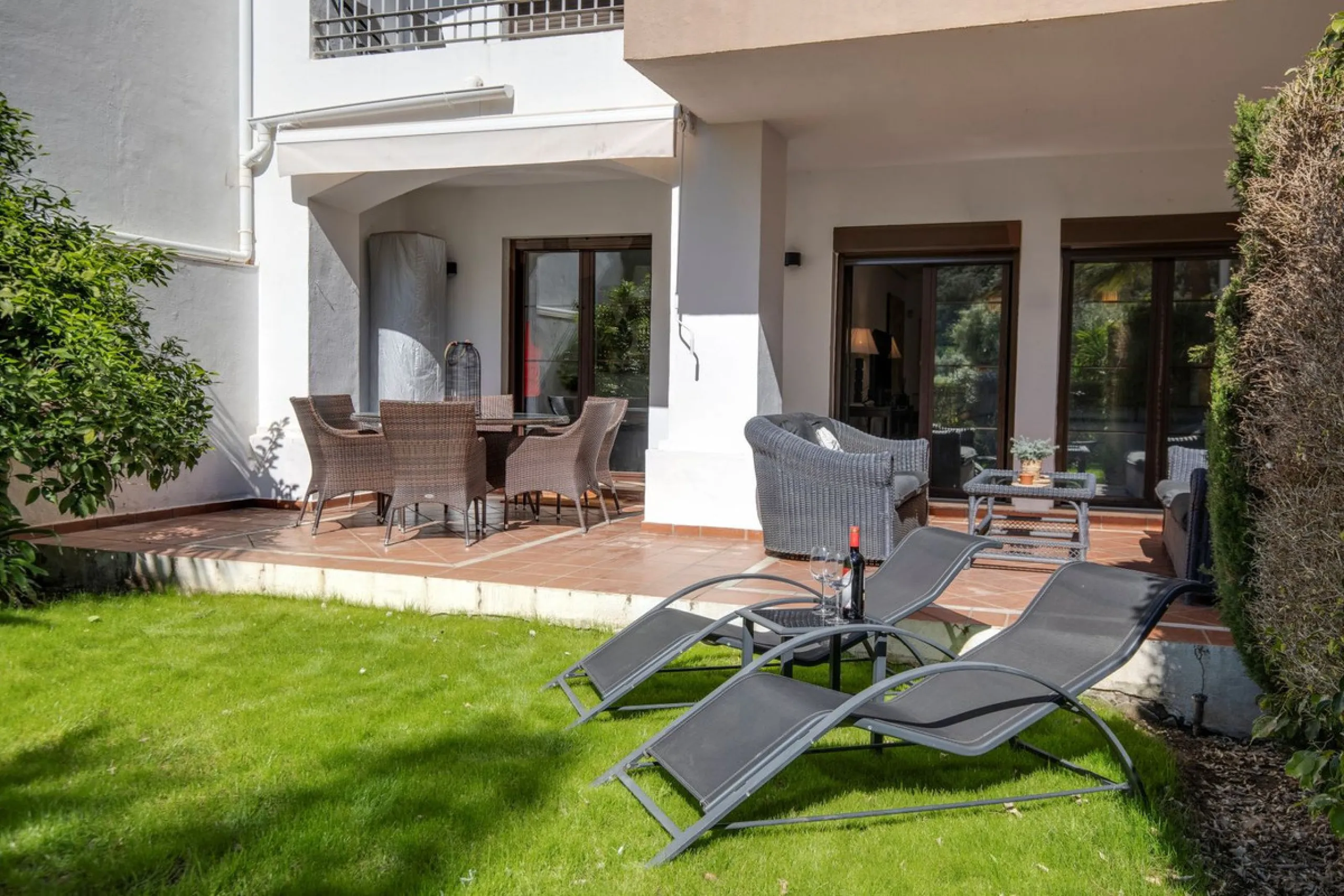 Beautifully maintained and move-in ready, this ground-floor apartment is located in Las Torres de Los Arqueros, one of the most established and well-kept communities within Los Arqueros.