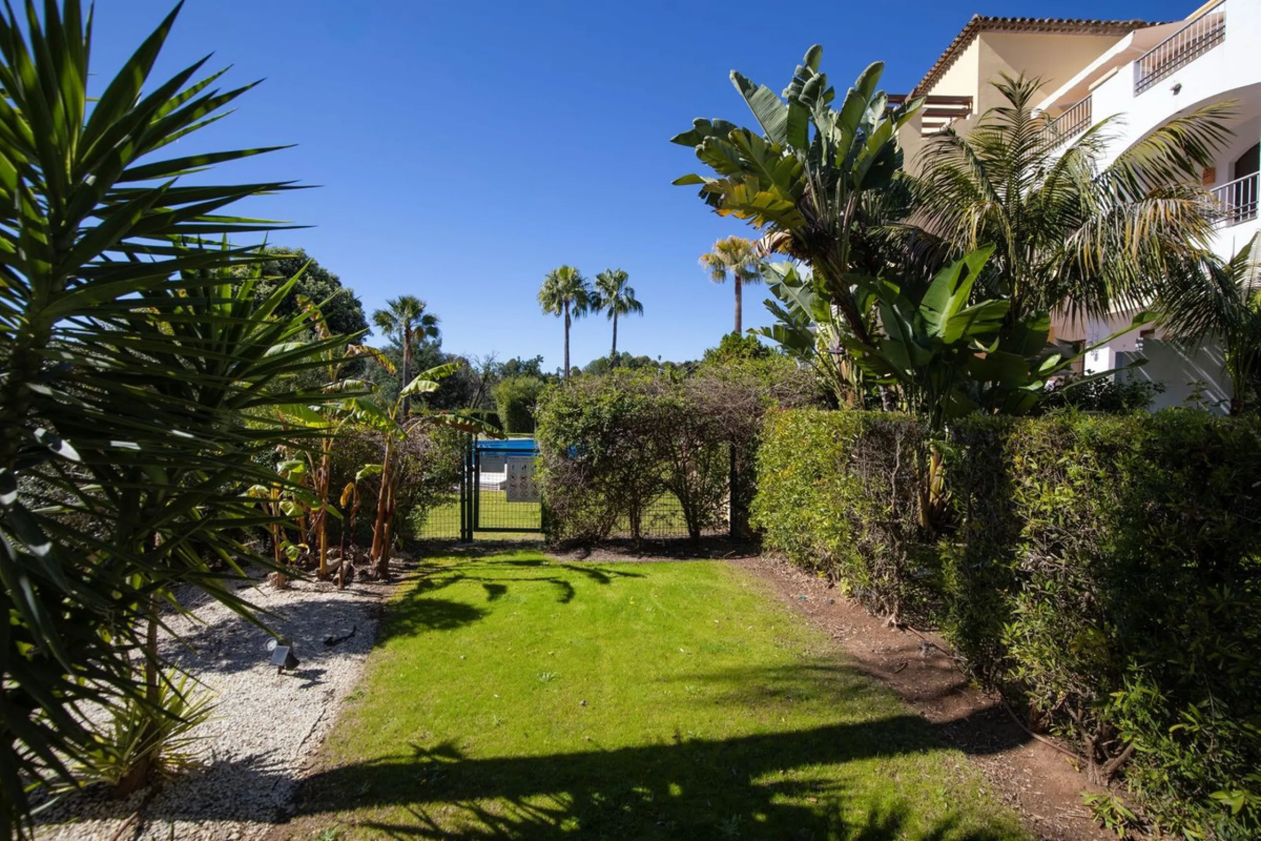 Beautifully maintained and move-in ready, this ground-floor apartment is located in Las Torres de Los Arqueros, one of the most established and well-kept communities within Los Arqueros.