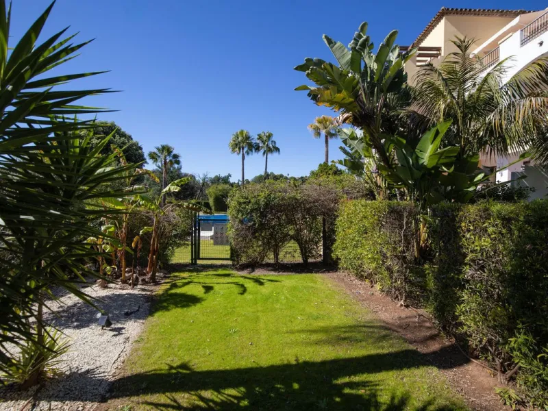 Beautifully maintained and move-in ready, this ground-floor apartment is located in Las Torres de Los Arqueros, one of the most established and well-kept communities within Los Arqueros.