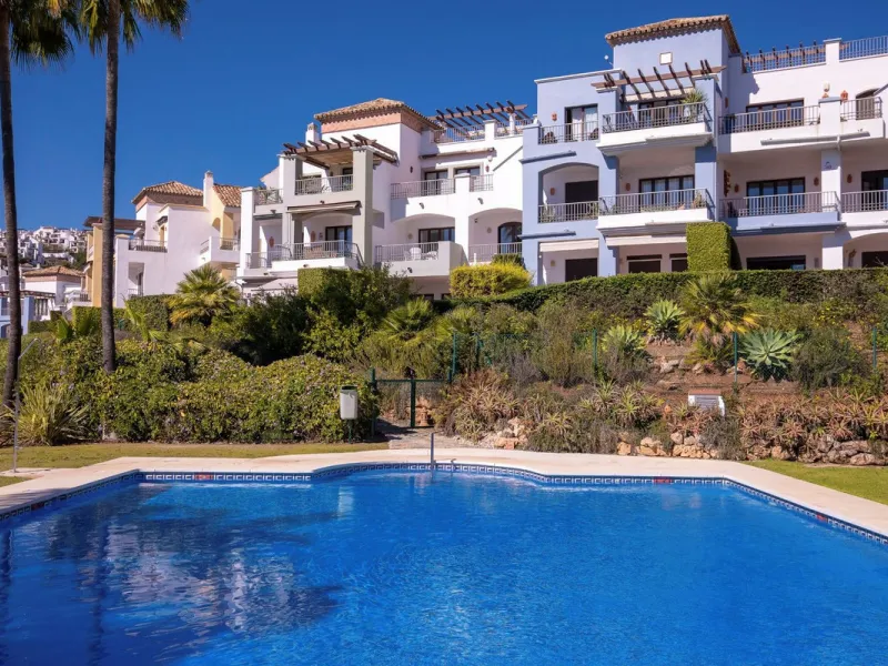 Beautifully maintained and move-in ready, this ground-floor apartment is located in Las Torres de Los Arqueros, one of the most established and well-kept communities within Los Arqueros.