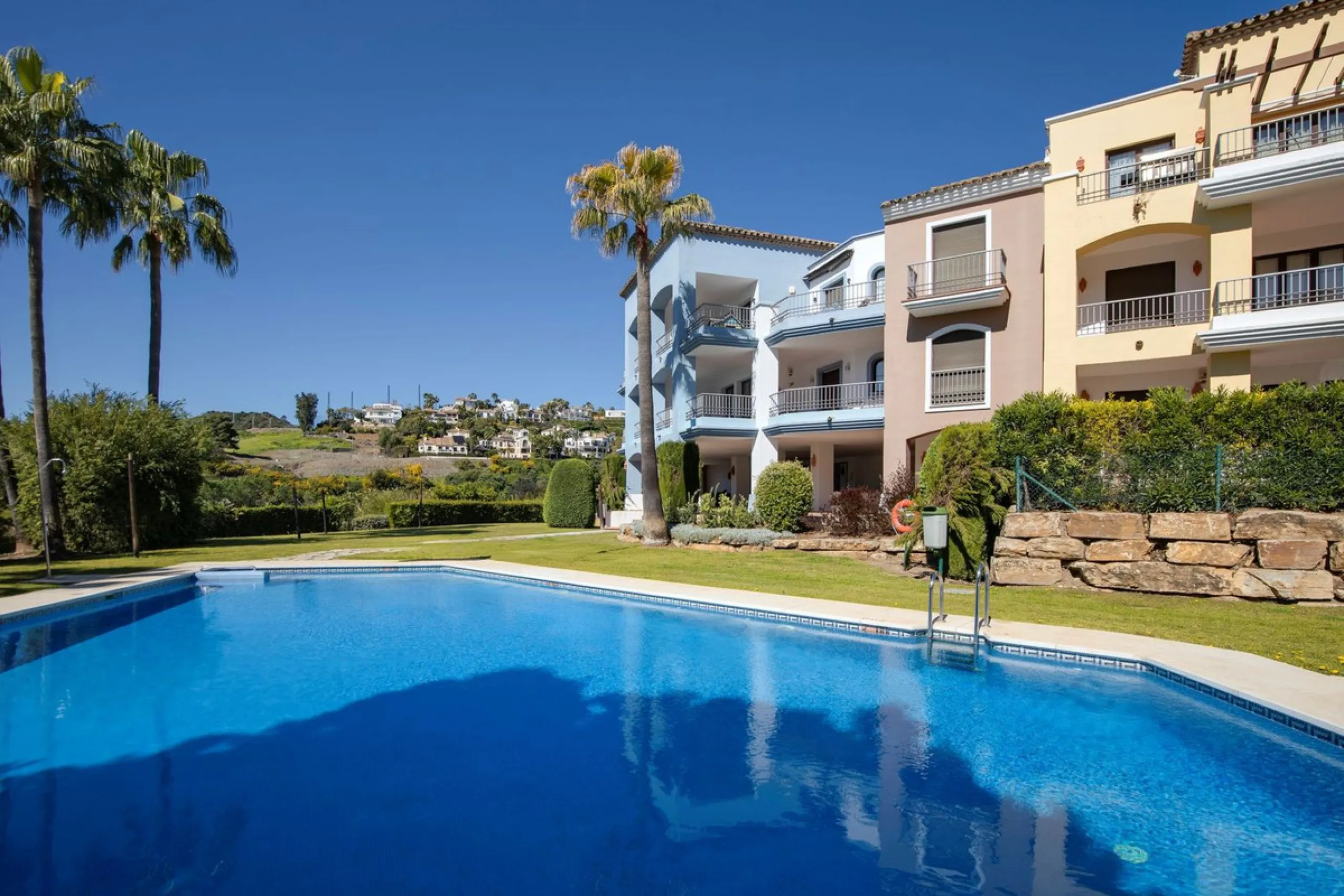Beautifully maintained and move-in ready, this ground-floor apartment is located in Las Torres de Los Arqueros, one of the most established and well-kept communities within Los Arqueros.