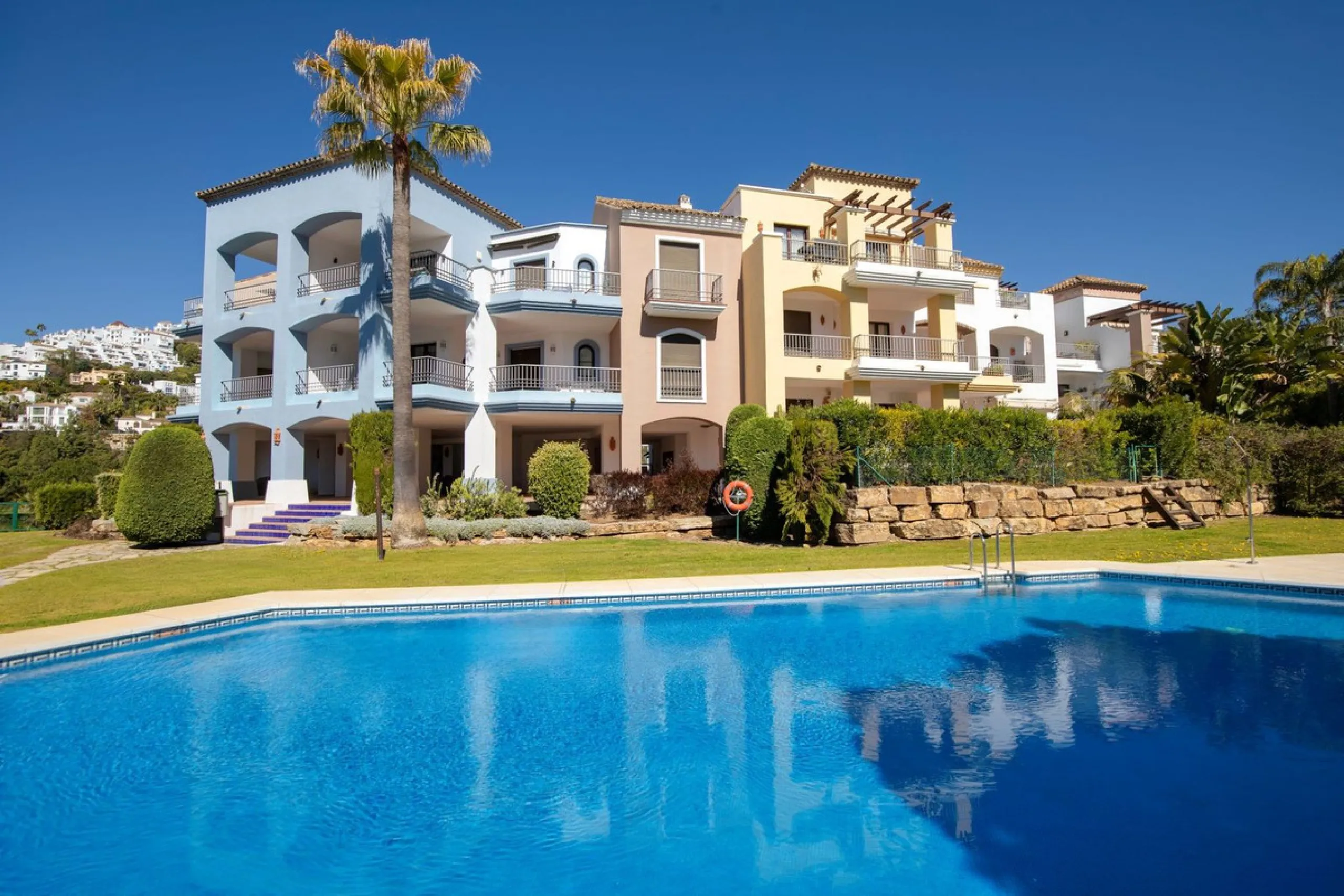 Beautifully maintained and move-in ready, this ground-floor apartment is located in Las Torres de Los Arqueros, one of the most established and well-kept communities within Los Arqueros.