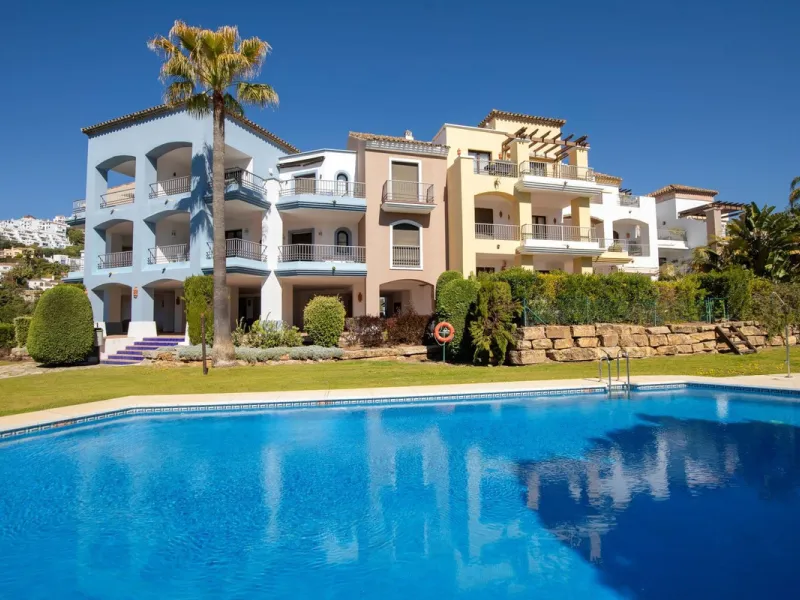 Beautifully maintained and move-in ready, this ground-floor apartment is located in Las Torres de Los Arqueros, one of the most established and well-kept communities within Los Arqueros.