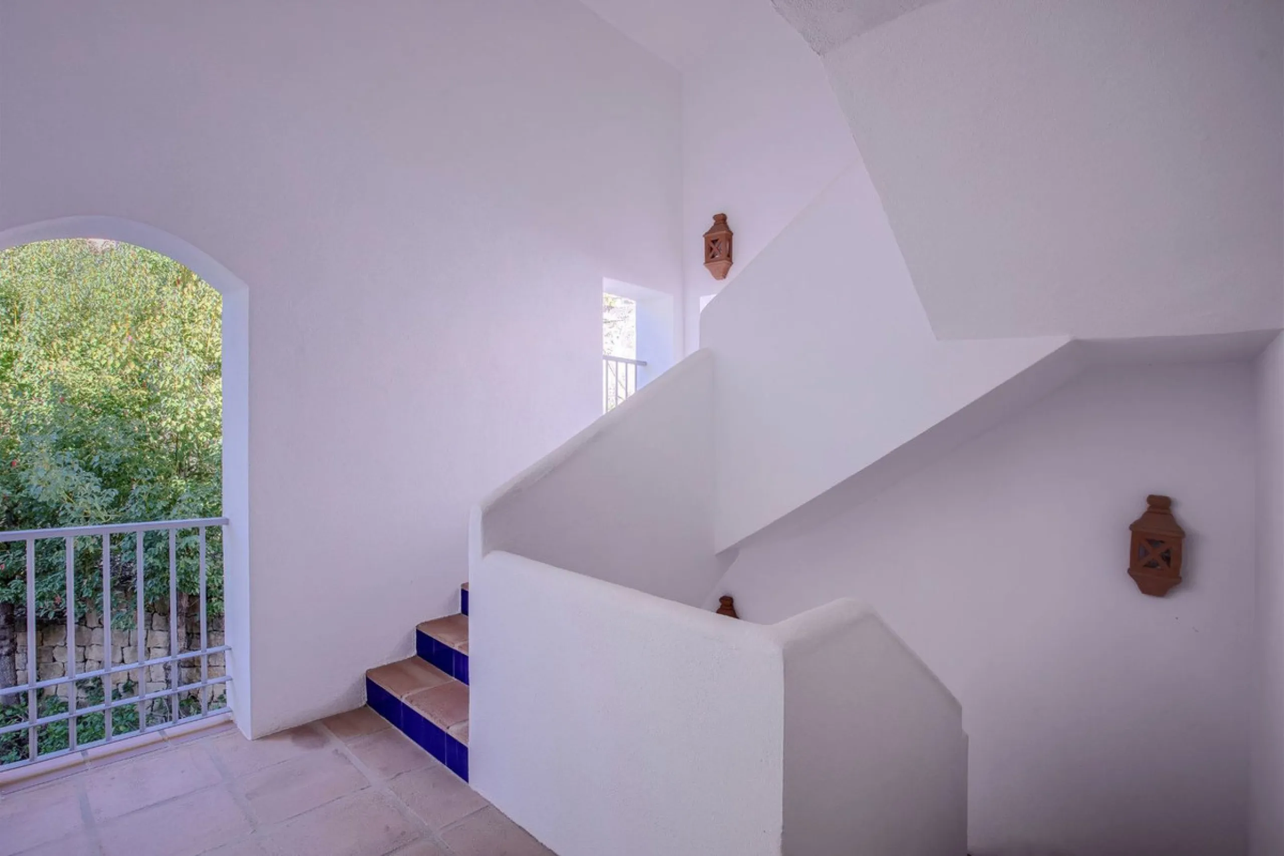 Beautifully maintained and move-in ready, this ground-floor apartment is located in Las Torres de Los Arqueros, one of the most established and well-kept communities within Los Arqueros.