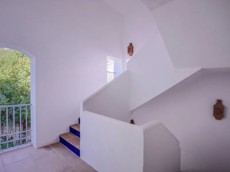 Beautifully maintained and move-in ready, this ground-floor apartment is located in Las Torres de Los Arqueros, one of the most established and well-kept communities within Los Arqueros.