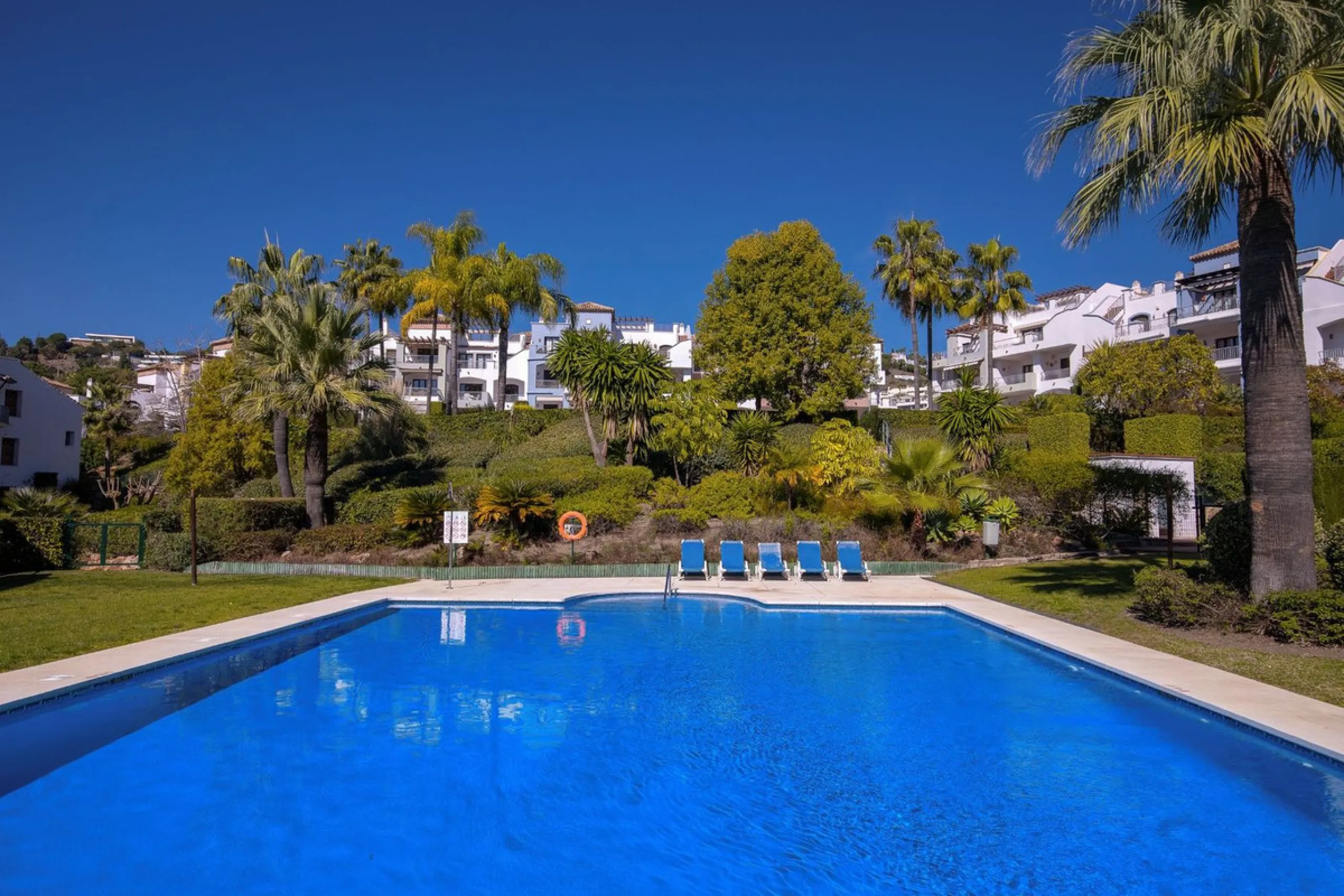 Beautifully maintained and move-in ready, this ground-floor apartment is located in Las Torres de Los Arqueros, one of the most established and well-kept communities within Los Arqueros.