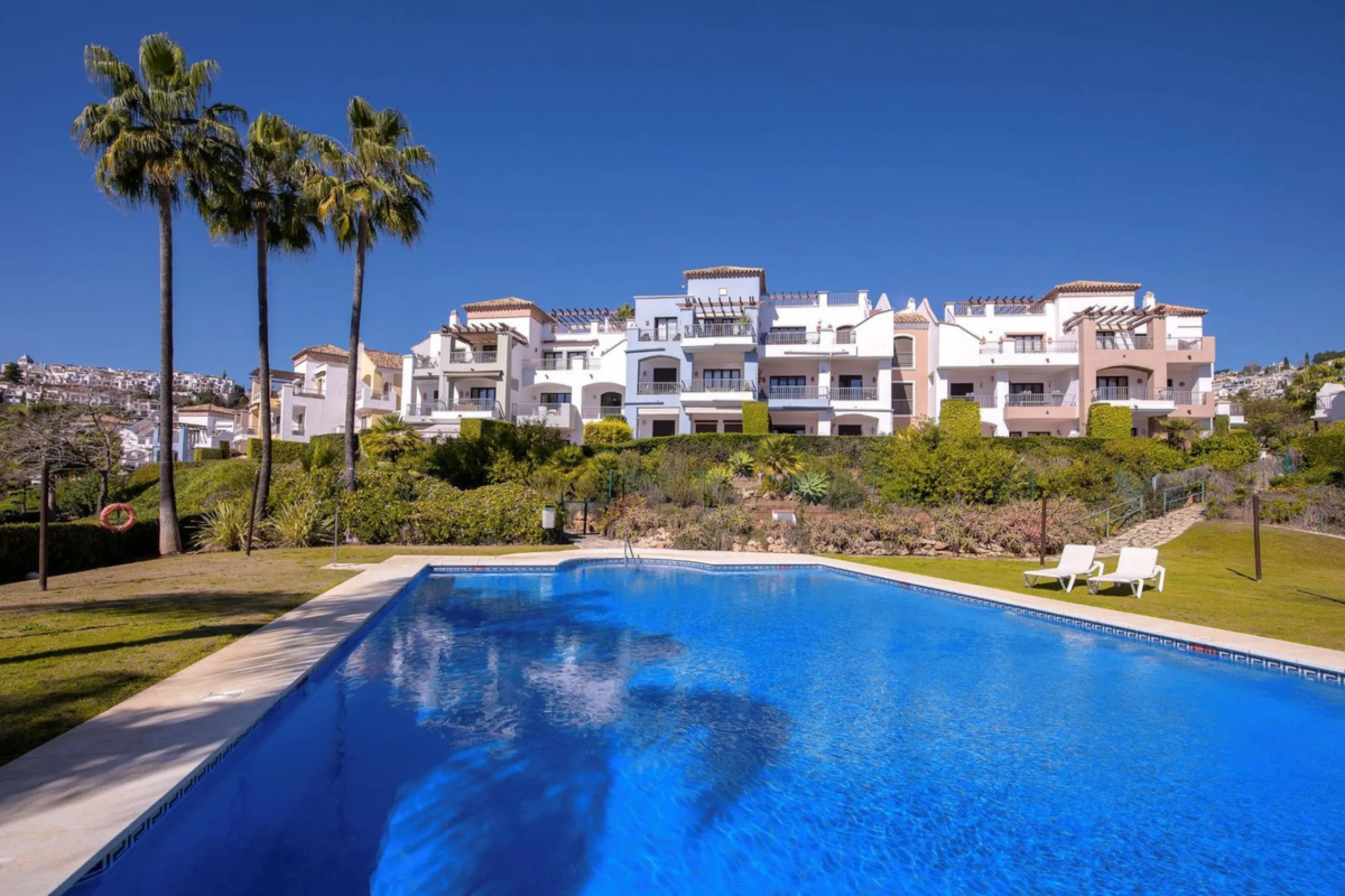 Beautifully maintained and move-in ready, this ground-floor apartment is located in Las Torres de Los Arqueros, one of the most established and well-kept communities within Los Arqueros.