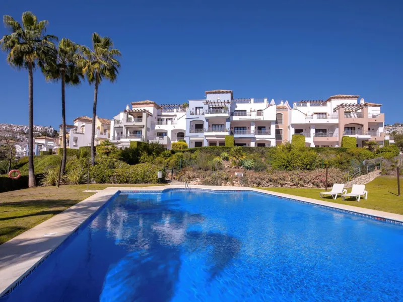 Beautifully maintained and move-in ready, this ground-floor apartment is located in Las Torres de Los Arqueros, one of the most established and well-kept communities within Los Arqueros.