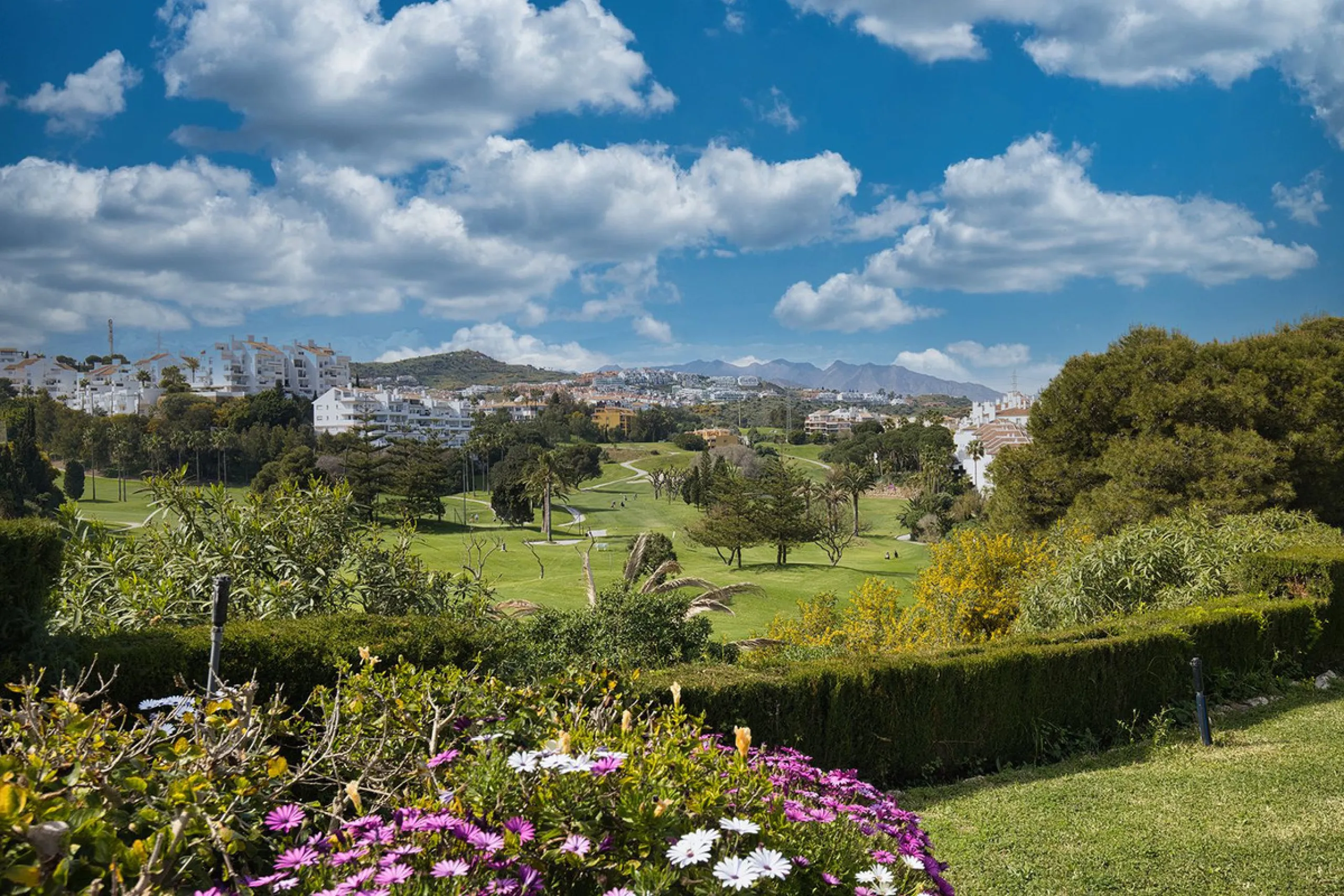Discover the perfect blend of comfort and scenery in this charming semi-detached house, situated in the Islas de Miraflores residential development. The property is boasting breathtaking views over the rolling greens of the golf course and distant mountai